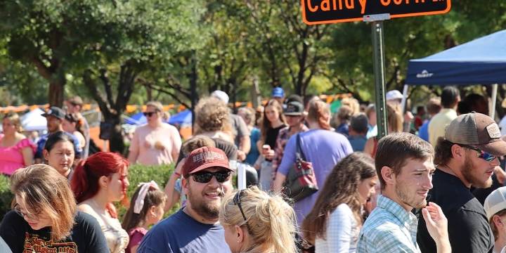 Thousands gather for Downtown Bowling Green Harvest Festival
