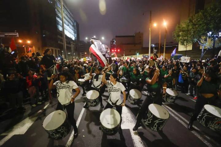 Ciudadanos se movilizan por las calles del Centro de Lima y se registran incidentes