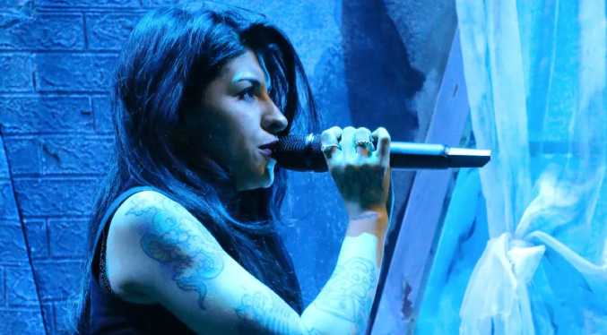 Cazzu deslumbra en el Auditorio Nacional de México con emotivo homenaje a Thalía