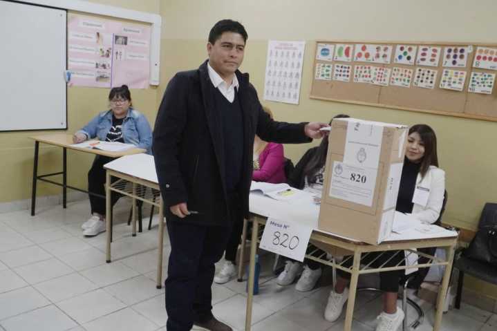 Vidal resaltó el valor de la jornada democrática tras emitir su voto