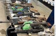 Aseguran en Laredo, Texas, 400 armas que cruzarían a México