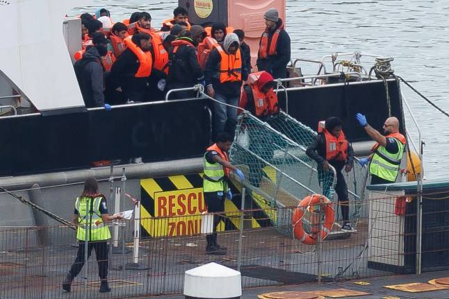 Border Force crews in English Channel to ditch patrols in strike over pay