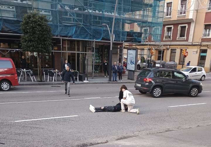Herido un joven que circulaba en patinete en Gijón al chocar con un vehículo