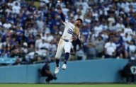 Dodgers vencen 3-1 a Brewers y se colocan a un juego de la Serie Mundial