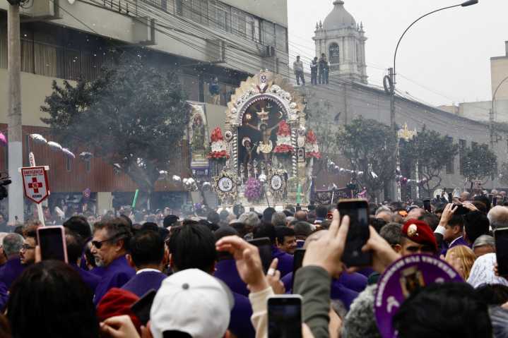 El Señor de los Milagros inicia sus recorridos procesionales en Lima y el mundo