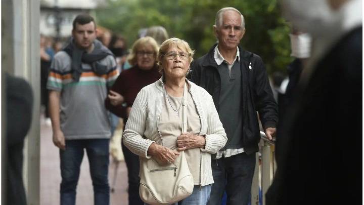 Jubilados: la canasta básica trepó 26% en seis meses y ya supera el $1.500.000