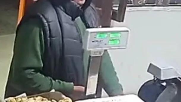 Se olvidó la billetera en una panadería y otro cliente se la guardó