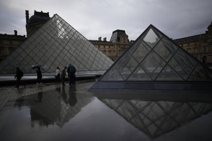The Louvre invited a former thief for a podcast. He warned of a security breach