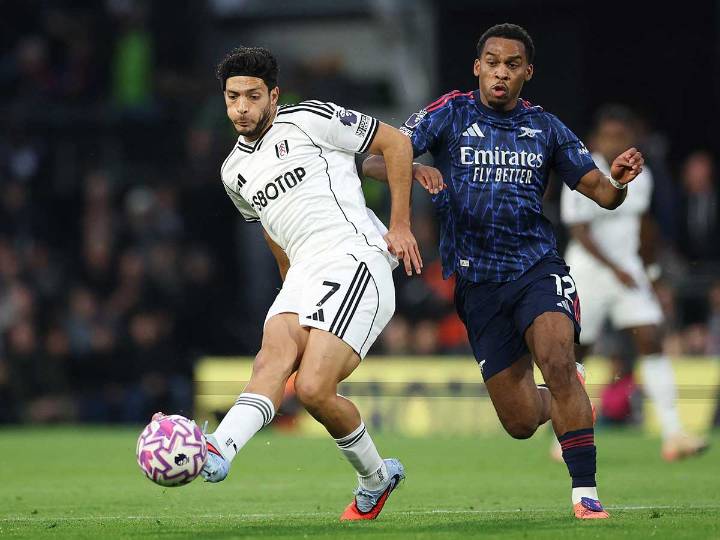 Fulham da reconocimiento a Raúl Jiménez