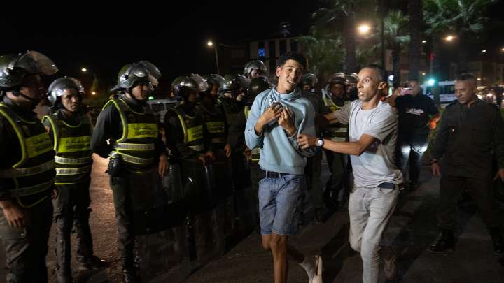 Dos muertos en las protestas sin precedentes de los jóvenes marroquíes durante el asalto a una Gendarmería Real