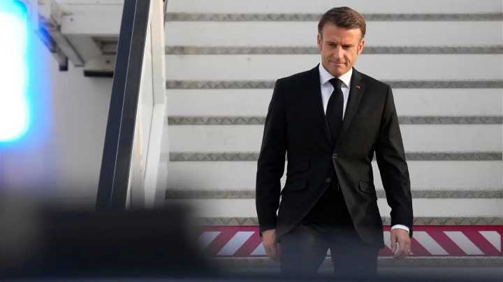 Dimisiones, protestas, presión de la oposición: el caldo social que cerca a Macron
