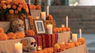 ¡No lo hagas! La razón por la que nunca debes poner fotos de personas vivas en tu altar de muertos