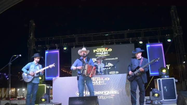 Cientos de chihuahuenses disfrutan el buen ambiente, música y talento local en el Teatro del Pueblo de Expogan 2025