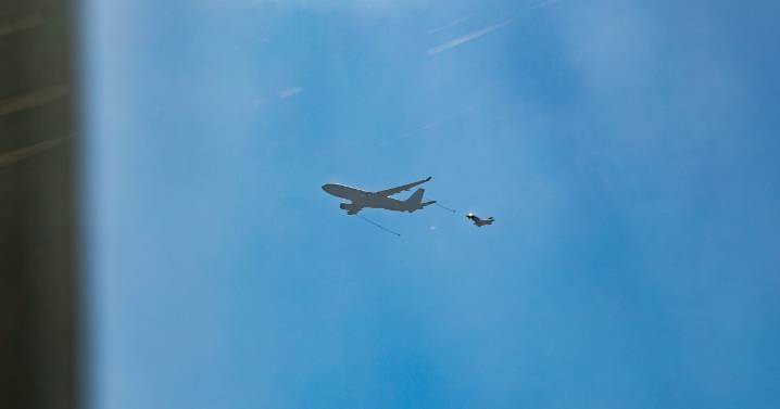 La bandera poco rojigualda que han dibujado los aviones de la formación Mirlo
