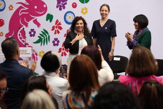 Clara Brugada recibe reconocimiento internacional como Mujer de la Década y por el Sistema Público de Cuidados