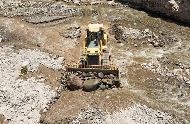 REALIZAN TRABAJOS DE DESCOLMATACIÓN DEL RIO UCHUSUMA PARA GARANTIZAR SUMINISTRO DEL AGUA EN EL 2026