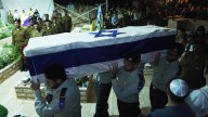 Hamas dice que no puede entregar más cuerpos por la destrucción de Gaza e Israel amenaza con reanudar los ataques