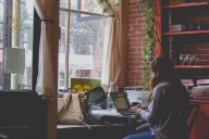 Más jóvenes y menos competentes, un estudio confirma el sesgo de género online