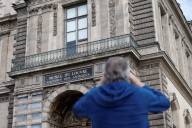 News Wrap: Louvre closed as investigators hunt for jewel thieves
