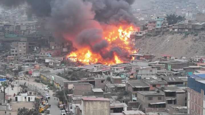 Devastador incendio en fábrica clandestina de pirotecnia deja más de 100 casas destruidas en Lima (+Video)