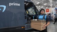 Amazon usa la IA para mejorar a los robots que trabajan en sus centros de distribución