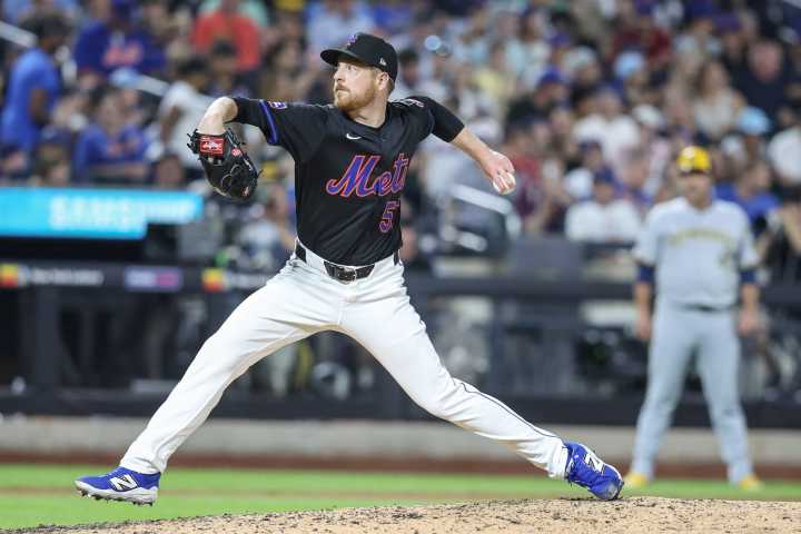 Mets bring back left-handed pitcher on major league contract