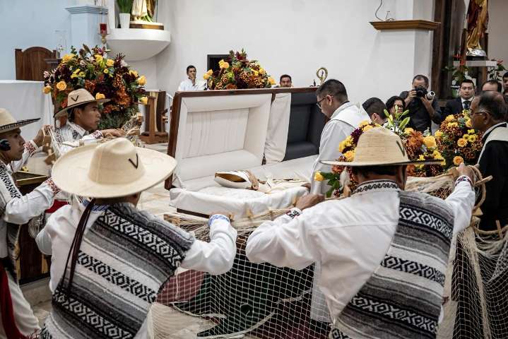 Fieles se unen para despedir al arzobispo Francisco Moreno Barrón