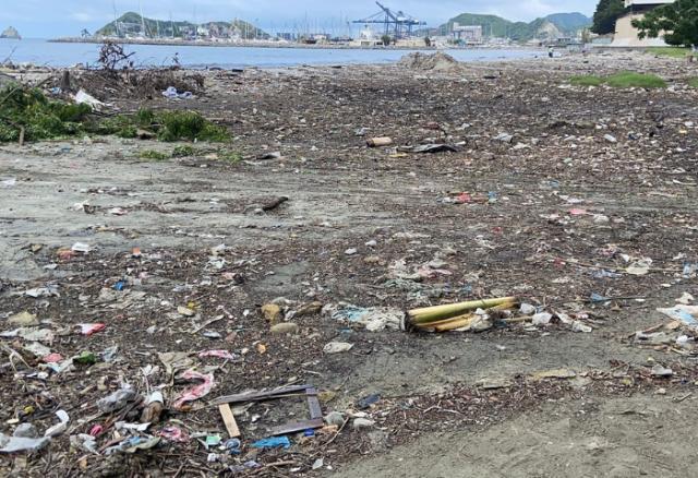 Playa Los Cocos llena de basura tras el huracán Melissa: falta de conciencia ciudadana vuelve a quedar en evidencia