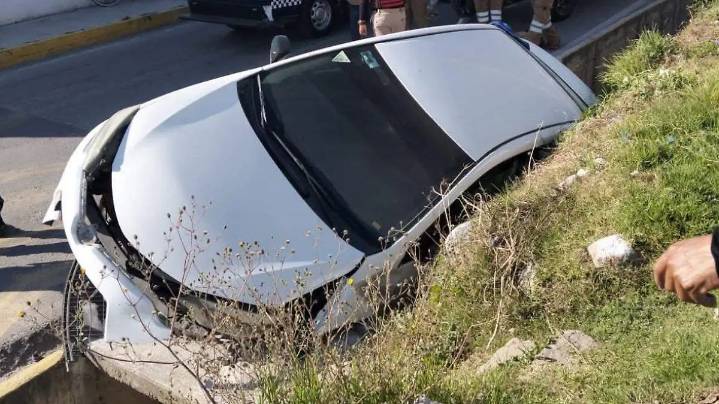 Conductor pierde el control y cae en una cuneta del bulevar Yancuitlalpan, en Huamantla