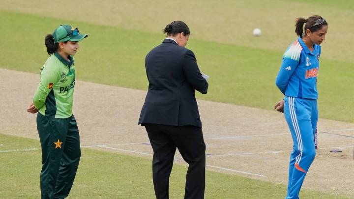 India continue no-handshake policy in group clash vs Pakistan