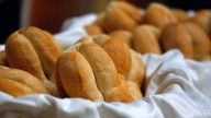 Las bolsas plásticas son la peor opción: Este es el truco para mantener el pan fresco por más días