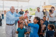 Compromete gobernador mejoras para primaria en San Andrés Milpillas