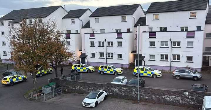 'Armed police' storm Edinburgh estate amid ongoing incident