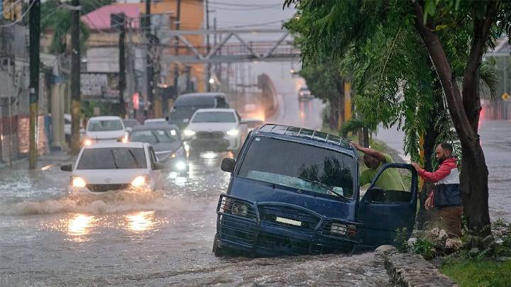 El huracán Melissa llega a su máxima intensidad y pone en alerta a Jamaica y el CaribE