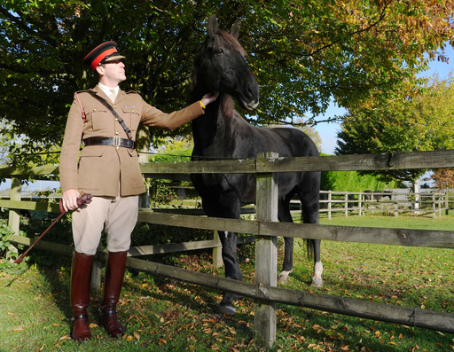 Caballo del ejército británico que galopó por Londres tras asustarse recibe merecida jubilación