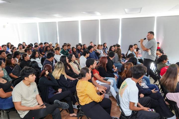 IMEC ENTREGA CARTILLAS DE DERECHOS DE LAS MUJERES A ESTUDIANTES DE LA UNIVERSIDAD VISCAYA