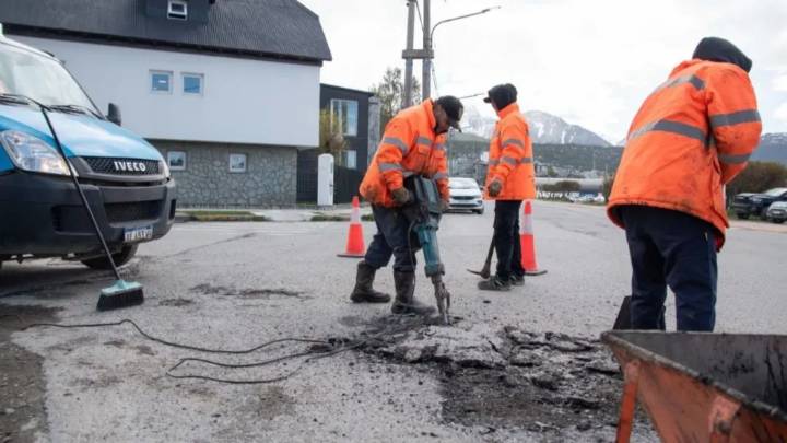 Ushuaia avanza con el plan de bacheo y mantenimiento vial