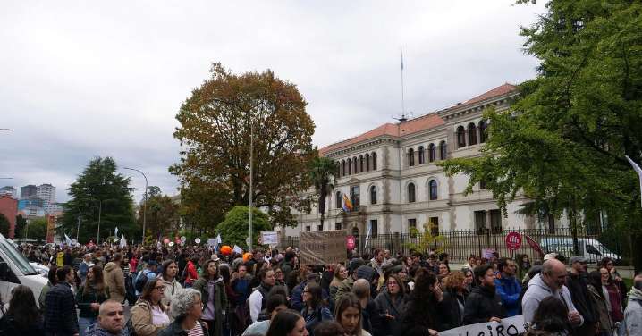 Cientos de docentes piden un giro en políticas educativas en Galicia