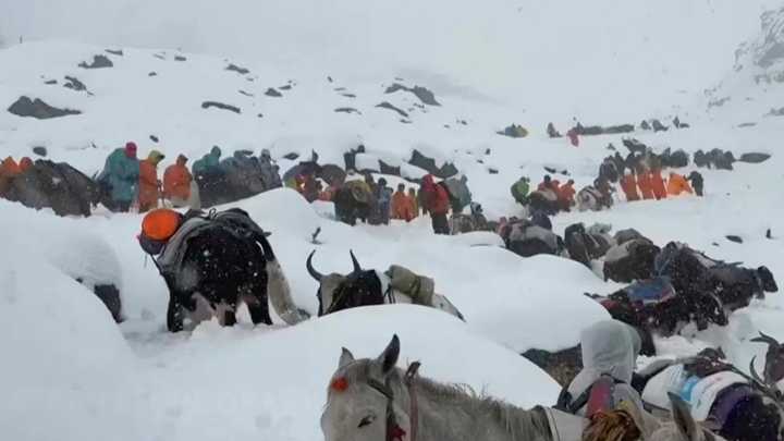 Snowstorm Slams Mount Everest, Trapping Tourists