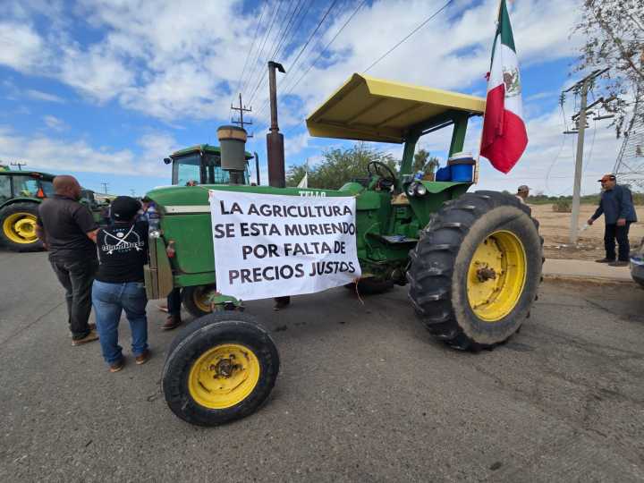 Agricultores de BC bloquean carretera para exigir mejores precios y apoyo al campo