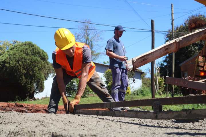 Obras Públicas: Avanza la construcción de cordón cuneta en calle Petiribí del barrio 100 Hectáreas