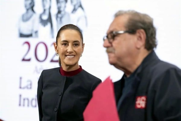 Polemizan Sheinbaum y Taibo por libros de mujeres