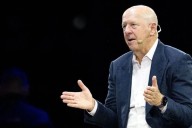 Anuncia Goldman nuevos recortes y plan de eficiencia con IA