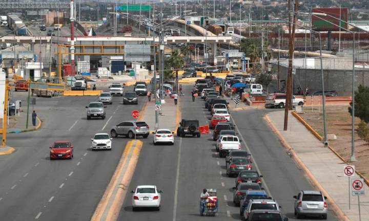 Largas filas en cruces en la frontera norte de México por el cierre del Gobierno en EEUU
