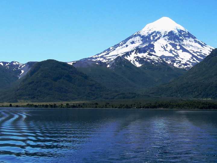 Se perdieron en una zona no habilitada del volcán Lanín y el clima extremo amenaza su rescate