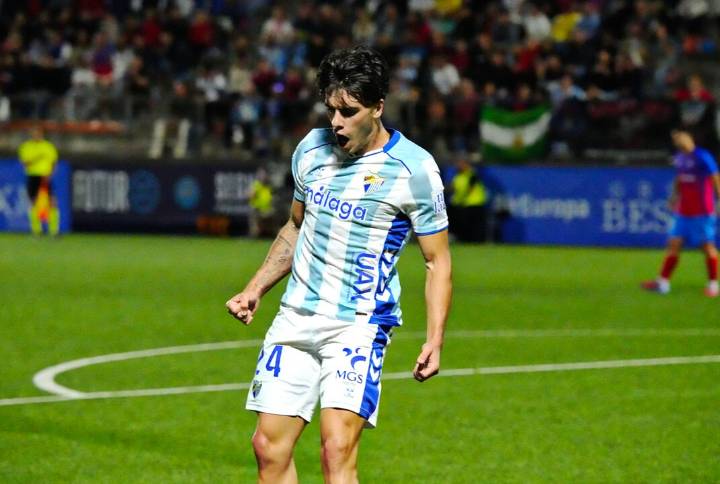 Un Málaga con poco fútbol tira de oficio para avanzar en la Copa