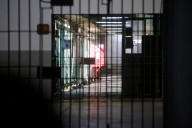 Despiden a asistente social del penal Biobío luego de ser sorprendida besándose con un reo