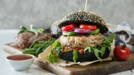 Confirmado: la UE prohibirá llamar hamburguesa o perrito caliente a un producto vegano