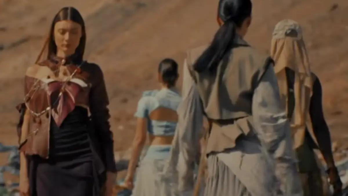 Modelos desfilan en medio de desperdicios en pasarela ecológica en el desierto de Chile
