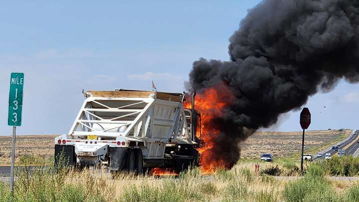 Extinguen camión en llamas en US 550 en Nuevo México